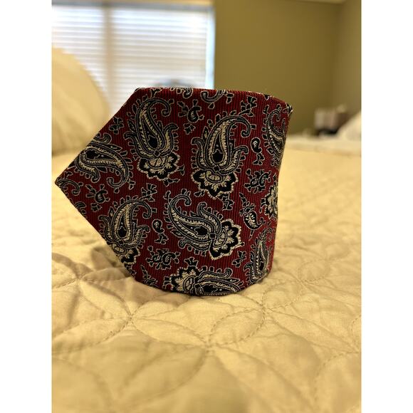 Jos A Bank Men's Red Paisley Necktie - Picture 8 of 8